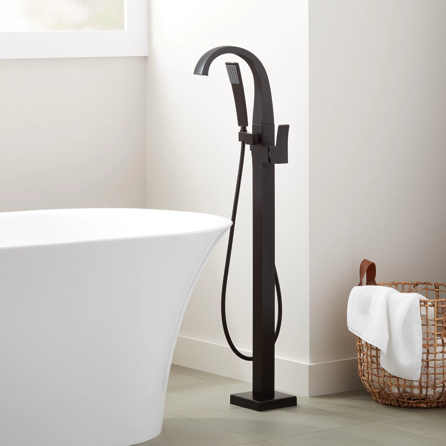 Vilamonte Freestanding Tub Faucet With Hand Shower - Image 5